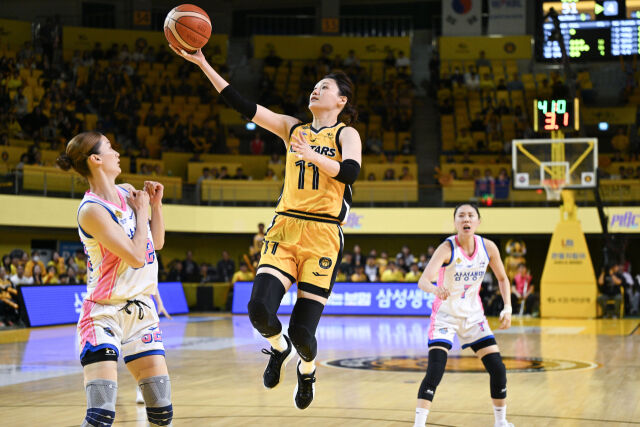 청주 KB스타즈가 24일 청주체육관에서 열린 챔피언결정전 2차전에서 용인 삼성생명을 8점 차로 제압했다. 레이업을 하고 있는 강이슬./WKBL 제공