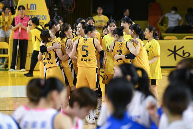 청주 KB스타즈가 24일 청주체육관에서 열린 챔피언결정전 2차전에서 용인 삼성생명을 8점 차로 제압했다. KB스타즈 선수단이 경기 후 기뻐하고 있다./WKBL 제공