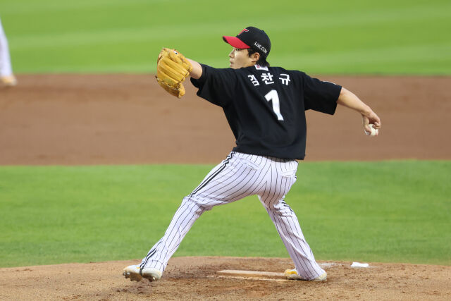 임찬규가 24일 두산전에서 역투하고 있다./LG 트윈스