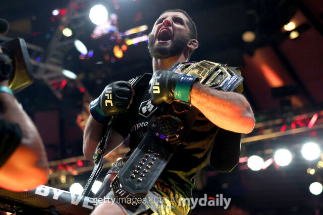 지난해 11월 잭 델라 마달레나를 꺾고 더블 챔프가 된 이슬람 마카체프./게티이미지코리아