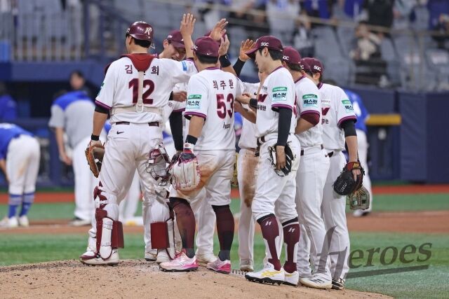 키움 히어로즈 선수단이 24일 고척 삼성 라이온즈전 승리 후 세리머니를 펼치고 있다./키움 히어로즈 제공