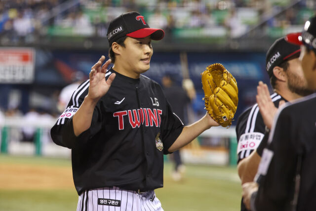 24일 두산전에서 호투 후 동료들과 인사하는 임찬규./LG 트윈스