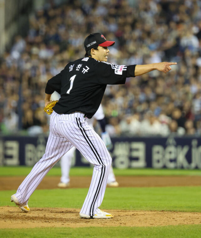 24일 두산전에서 수비 위치를 콜하는 임찬규./LG 트윈스