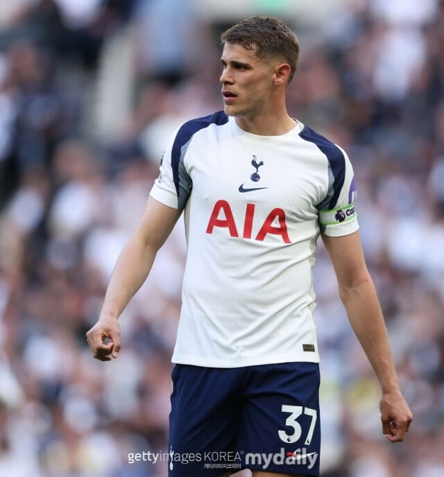 토트넘 수비수 판 더 벤이 브라이튼과의 2025-26시즌 프리미이어리그 홈 경기에서 토트넘 주장으로 출전했다./게티이미지코리아