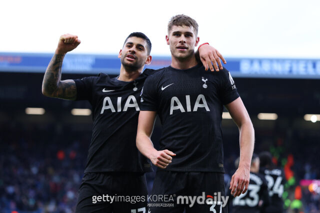 토트넘의 판 더 벤(오른쪽)과 로메로가 2025-26시즌 프리미어리그 번리 원정 경기에서 세리머니를 펼치고 있다./게티이미지코리아