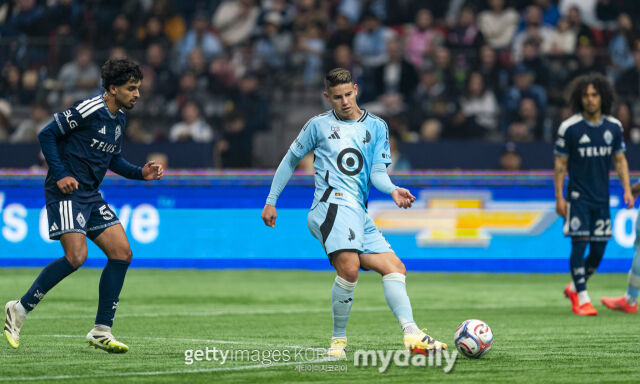 미네소타의 하메스 로드리게스가 밴쿠버와의 2026시즌 MLS 경기에서 패스를 하고 있다./게티이미지코리아