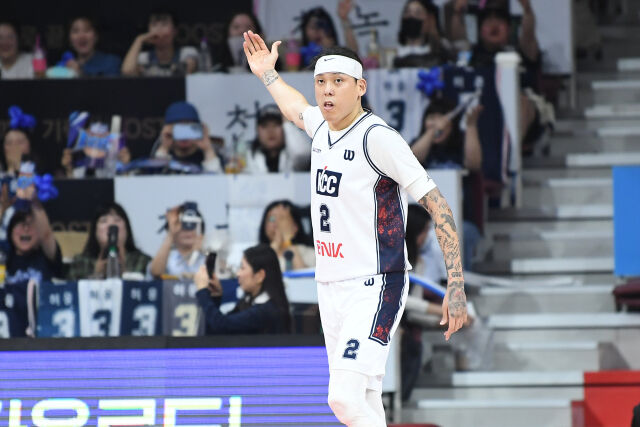 부산 KCC가 24일 안양 정관장 아레나에서 열린 안양 정관장과의 4강 플레이오프 1차전에서 최준용의 활약을 앞세워 승리를 거뒀다. 득점 후 팬들에게 응원을 요구하고 있는 최준용./KBL 제공