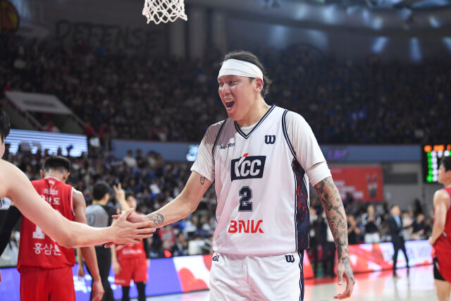 부산 KCC가 24일 안양 정관장 아레나에서 열린 안양 정관장과의 4강 플레이오프 1차전에서 최준용의 활약을 앞세워 승리를 거뒀다. 최준용이 득점한 뒤 동료와 하이파이브를 하고 있다./KBL 제공