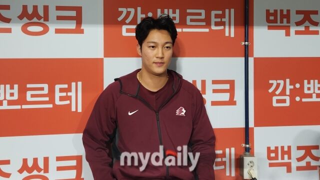 안우진이 24일 고척 삼성 라이온즈전 경기를 마친 뒤 취재진과 인터뷰를 하고 있다./고척 = 김경현 기자