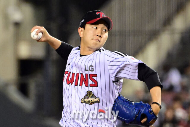 21일 경기에 등판한 유영찬. 24일 경기 도중 팔꿈치 통증을 느꼈고 1군에서 말소됐다./마이데일리