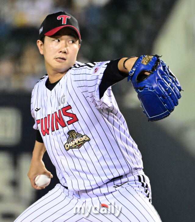 16일 경기에서 역투하는 유영찬./마이데일리