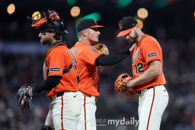 8실점을 한 뒤 조기 강판되는 샌프란시스코 선발 아드리안 하우저(오른쪽)./게티이미지코리아