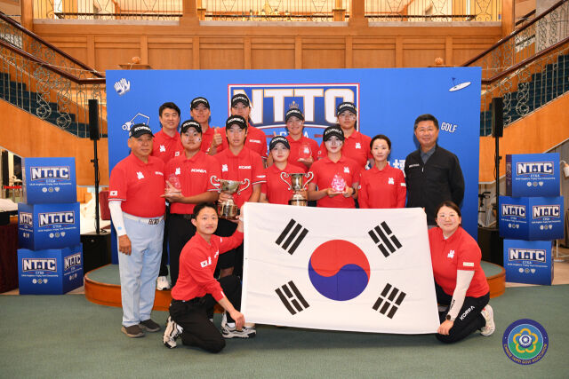 한국 선수들이 네이버스컵 우승 후 기념 촬영을 하고 있다. /대만골프협회 제공