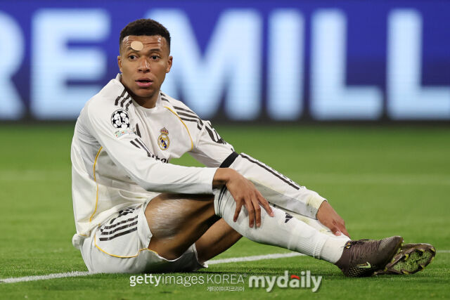 음바페가 25일 레알 베티스와 경기에서 햄스트링 부상으로 쓰러졌다. 16일 바이에른 뮌헨과 유럽축구연맹 챔피언스리그 경기에서 주저앉은 음바페. /게티이미지코리아