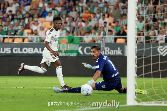 비니시우스 주니오르(왼쪽)가 25일 레알 베티스와 경기에서 선제골을 뽑아내고 있다. /게티이미지코리아