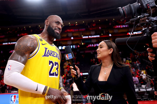 르브론(왼쪽)이 25일 휴스턴과 경기에서 승리한 후 인터뷰하고 있다. /게티이미지코리아