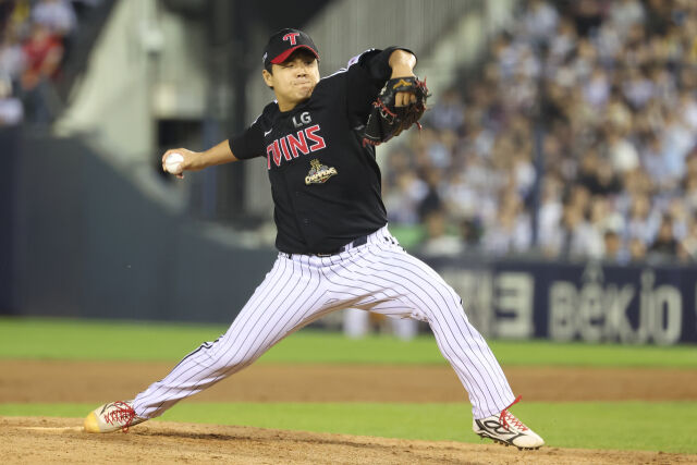 LG 장현식이 24일 두산전에서 역투하고 있다./LG 트윈스