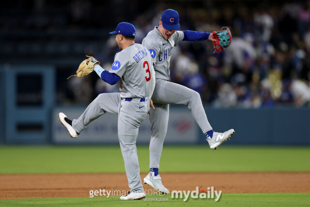 컵스의 알렉스 브레그먼(왼쪽)과 피트 크로-암스트롱이 25일 다저스와 경기에서 승리를 확정지은 뒤 세리머니를 하고 있다. /게티이미지코리아