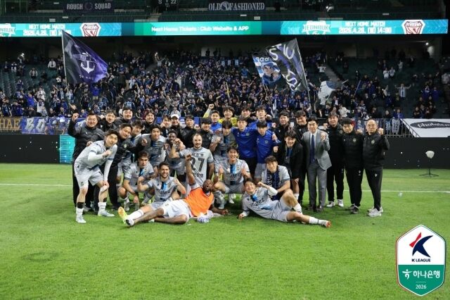 인천 유나이티드 선수단이 22일 펼쳐진 전북 현대와의 경기에서 2-1로 승리 후 기념 사진을 찍고 있다./한국프로축구연맹 제공