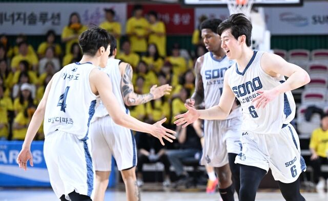 소노 선수들이 25일 창원체육관에서 열린 LG와의 4강 플레이오프 2차전서 환호하고 있다./KBL 제공