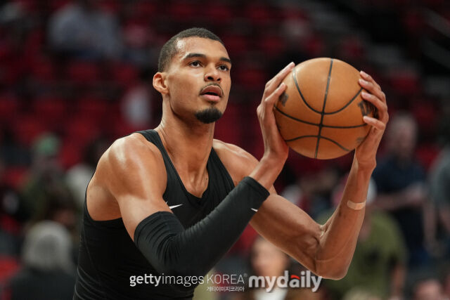 웸반야마가 25일 포틀랜드와 경기에 앞서 몸을 풀고 있다. 웸반야마는 이날 경기에 결장했다. /게티이미지코리아