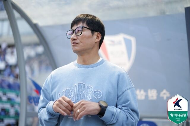 수원 이정효 감독이 25일 수원월드컵경기장에서 열린 부산과의 하나은행 K리그2 2026 9라운드에서 경기를 지켜보고 있다./프로축구연맹 제공