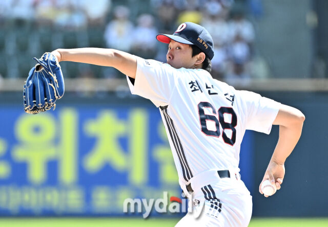 25일 LG전 선발로 나선 두산 최민석이 역투하고 있다./잠실야구장=송일섭 기자