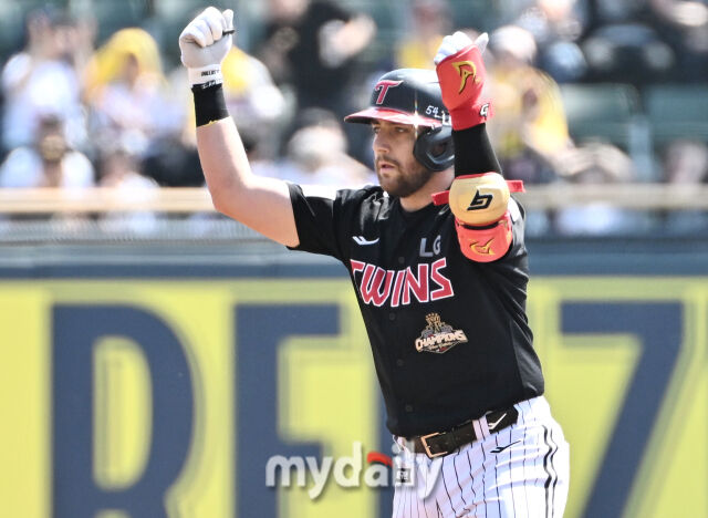 LG 오스틴이 25일 두산전에서 안타를 친 뒤 환호하고 있다./잠실야구장=송일섭 기자