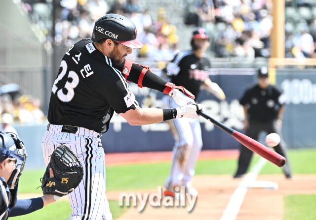 LG 오스틴이 25일 두산전에서 적시타를 날리고 있다./잠실야구장=송일섭 기자