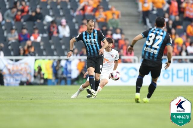 인천 유나이티드 무고사(가운데)가 25일 오후 4시 30분 인천축구전용경기장에서 펼쳐진 제주SK와의 '하나은행 K리그1 2026' 10라운드에서 패스를 하고 있다./한국프로축구연맹 제공