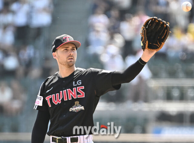 25일 두산전 선발로 나선 LG 톨허스트. 5이닝 7피안타 5실점으로 부진했다./잠실야구장=송일섭 기자