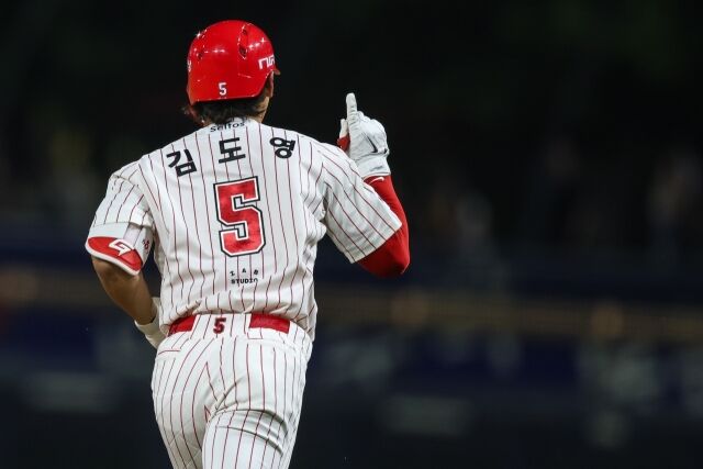 KIA 타이거즈 김도영이 24일 광주KIA챔피언스필드에서 열린 롯데 자이언츠와의 홈 경기서 홈런을 치고 세리머니를 하고 있다./KIA 타이거즈