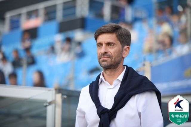 세르지우 제주 SK감독이 25일 오후 4시 30분 인천축구전용경기장에서 펼쳐진 인천 유나이티드와의 '하나은행 K리그1 2026' 10라운드 경기를 지켜보고 있다./한국프로축구연맹 제공