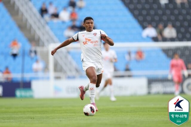 네게바(제주SK)가 25일 오후 4시 30분 인천축구전용경기장에서 펼쳐진 인천 유나이티드의 '하나은행 K리그1 2026' 10라운드에서 드리블을 하고 있다./한국프로축구연맹 제공