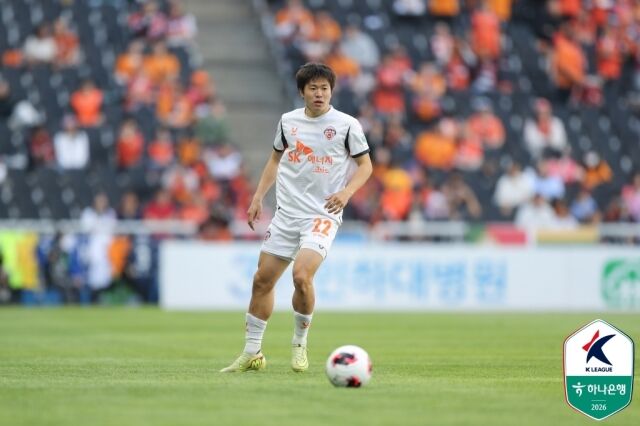 권창훈(제주SK)이 25일 오후 4시 30분 인천축구전용경기장에서 펼쳐진 인천 유나이티드의 '하나은행 K리그1 2026' 10라운드에서 패스를 하고 있다./한국프로축구연맹 제공