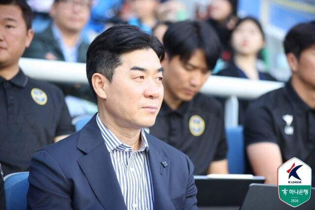 윤정환 인천 유나이티드 감독이 25일 오후 4시 30분 인천축구전용경기장에서 펼쳐진 제주 SK와의 '하나은행 K리그1 2026' 10라운드 경기를 지켜보고 있다./한국프로축구연맹 제공