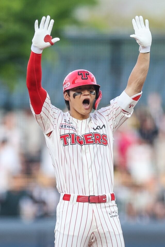 KIA 타이거즈 김도영이 25일 광주 KIA챔피언스필드에서 열린 롯데 자이언츠와의 홈 경기서 역전 2타점 2루타를 치고 만세하고 있다./KIA 타이거즈 제공