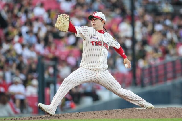 KIA 타이거즈 양현종이 25일 광주 KIA챔피언스필드에서 열린 롯데 자이언츠와의 홈 경기서 투구하고 있다./KIA 타이거즈 제공
