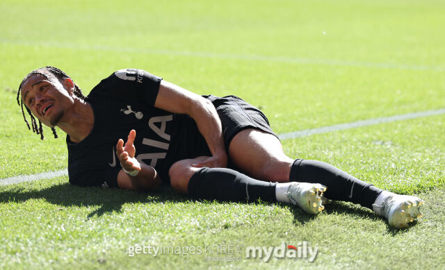 토트넘 홋스퍼 사비 시몬스가 25일 영국 울버햄프턴의 몰리뉴 스타디움에서 열린 2025-26시즌 잉글랜드 프리미어리그(PL) 34라운드 울버햄프턴 원더러스전에서 부상당한 뒤 고통을 호소하고 있다. /게티이미지코리아