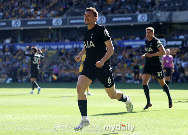 토트넘 홋스퍼가 25일 울버햄튼과 원정 경기에서 1-0으로 승리하며 2026년 첫 승을 신고했다. 주앙 팔리냐가 골을 넣은 뒤 세레머니를 펼치고 있다./게티이미지코리아
