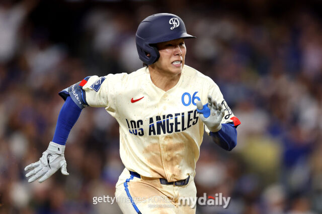 김혜성이 안타를 치고 출루하고 있다./게티이미지코리아