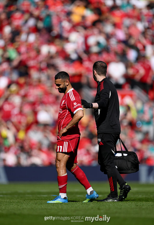 리버풀 모하메드 살라(왼쪽)가 25일 영국 리버풀의 안필드에서 열린 2025-26시즌 잉글랜드 프리미어리그 34라운드 크리스털 팰리스와의 홈경기서 부상당한 뒤 교체되고 있다. /게티이미지코리아
