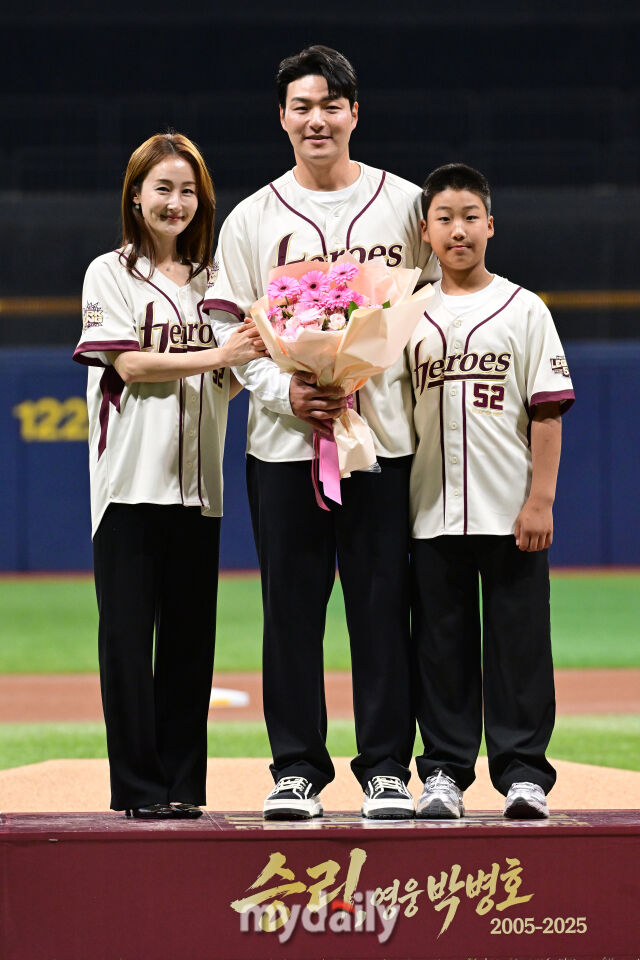 키움 박병호가 26일 오후 서울 고척스카이돔에서 진행된 은퇴식에서 가족들과 함께 기념촬영을 하고 있다./고척 = 곽경훈 기자