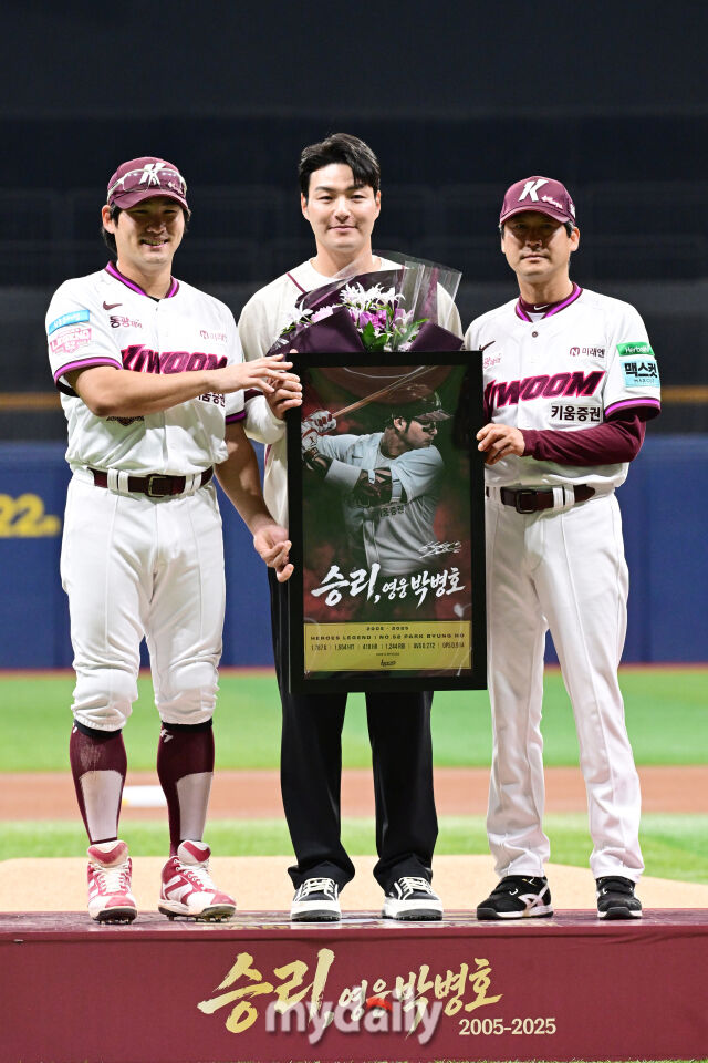 키움 박병호가 26일 오후 서울 고척스카이돔에서 진행된 은퇴식에서 키움 히어로즈 설종진 감독과 임지열에게 꽃다발과 기념액자를 선물로 받은 뒤 포즈를 취하고 있다./고척 = 곽경훈 기자