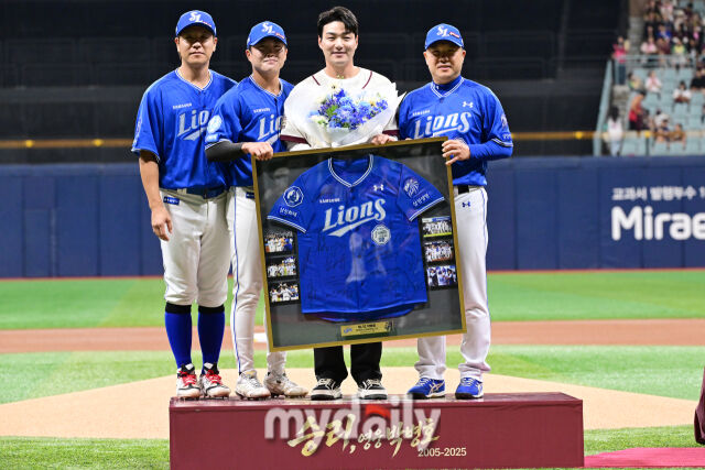키움 박병호가 26일 오후 서울 고척스카이돔에서 진행된 은퇴식에서 삼성 박진만 감독, 강민호, 류지혁에게 선물을 받은 뒤 포즈를 취하고 있다./마이데일리