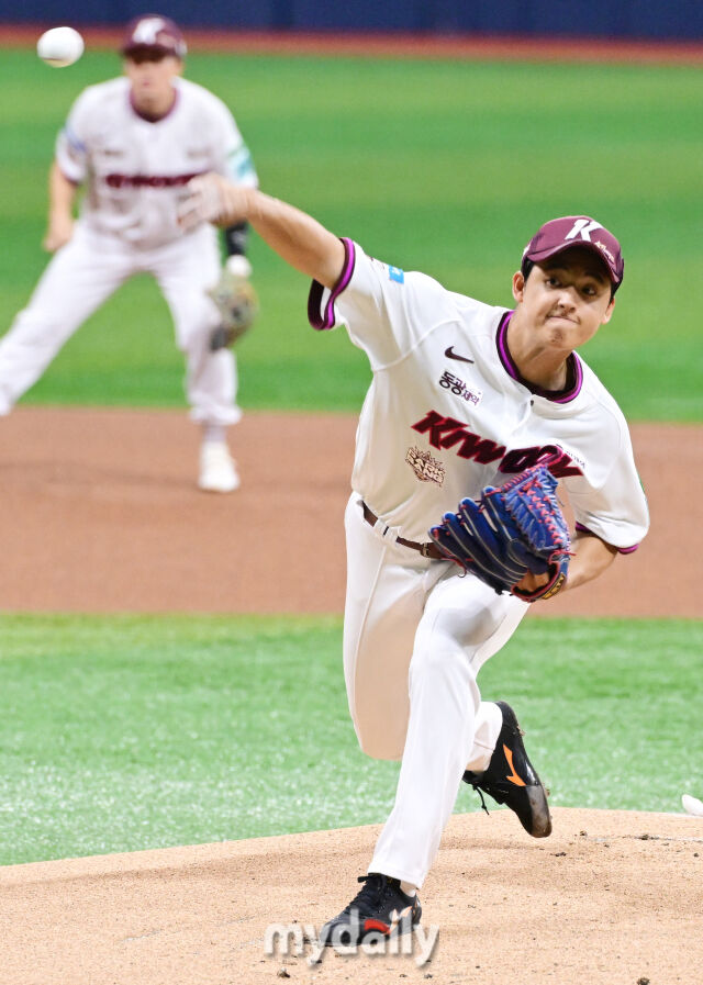 키움 박준현이 26일 오후 서울 고척스카이돔에서 진행된 '2026 신한 SOL Bank KBO리그' 삼성--키움의 경기에서 선발로 등판해 역투를 펼치고 있다./고척 = 곽경훈 기자