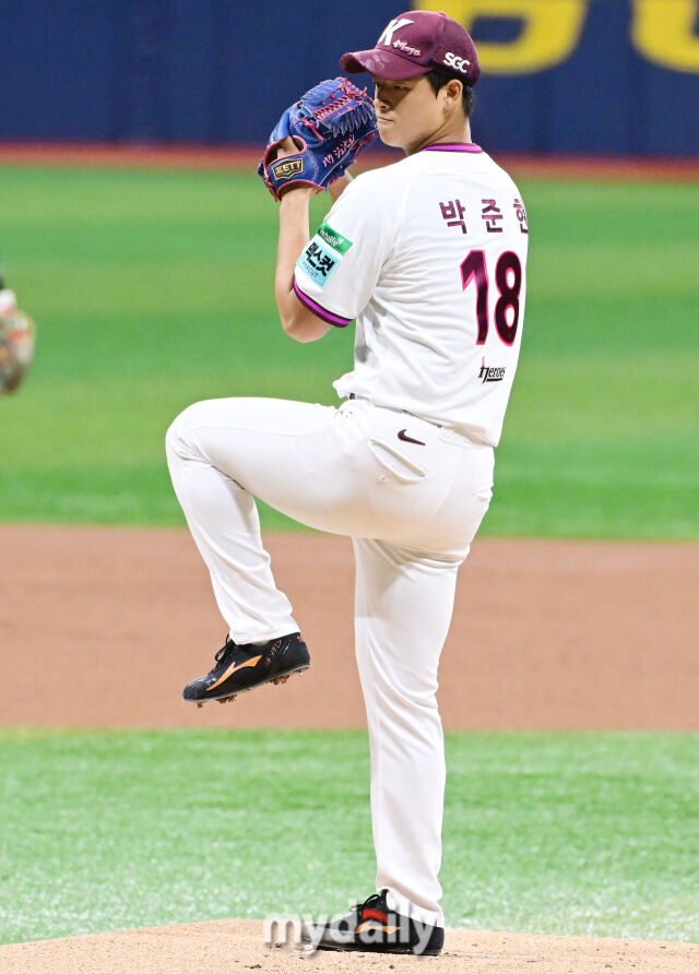 키움 박준현이 26일 오후 서울 고척스카이돔에서 진행된 '2026 신한 SOL Bank KBO리그' 삼성--키움의 경기에서 선발로 등판해 역투를 펼치고 있다./고척 = 곽경훈 기자