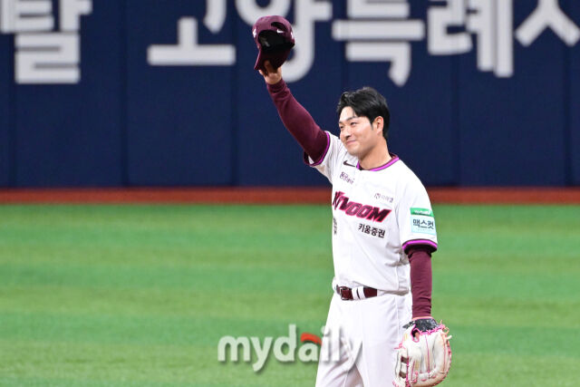 키움 박병호가 26일 오후 서울 고척스카이돔에서 진행된 '2026 신한 SOL Bank KBO리그' 삼성--키움의 경기에서 팬들에게 마지막 인사를 하고 있다./마이데일리