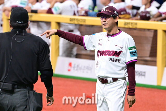 키움 설종진 감독이 26일 오후 서울 고척스카이돔에서 진행된 '2026 신한 SOL Bank KBO리그' 삼성--키움의 경기에서 특별 엔트리 박병호를 교체하고 있다./마이데일리