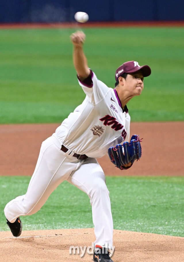 키움 박준현이 26일 오후 서울 고척스카이돔에서 진행된 '2026 신한 SOL Bank KBO리그' 삼성--키움의 경기에서 선발로 등판해 역투를 펼치고 있다./고척 = 곽경훈 기자